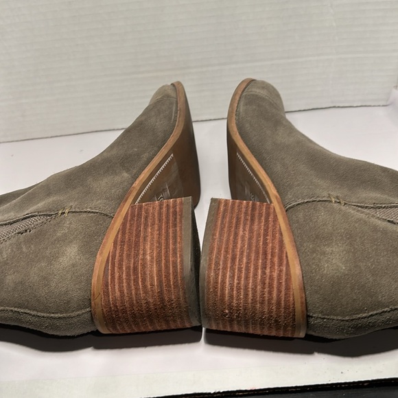 TOMS Women's Esme Desert Taupe Suede Chelsea Boot Size 8. 2.5” heel size - Picture 7 of 15